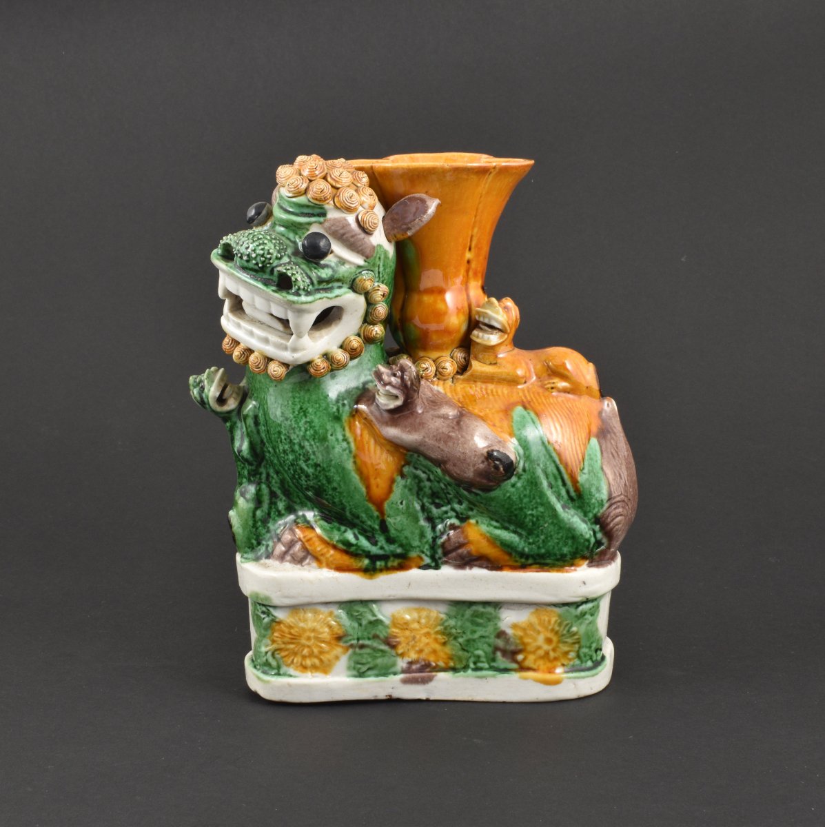 A Large Chinese Buddhist Lion Candleholder Decorated With Famille Verte. Kangxi Period-photo-3