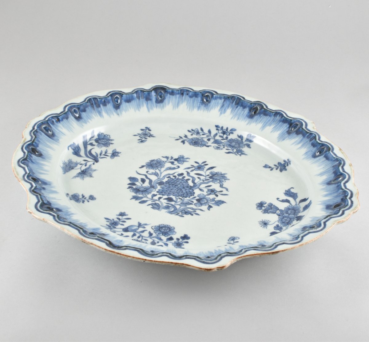 A Chinese Blue And White Rocaille Stand. Qianlong Period-photo-2