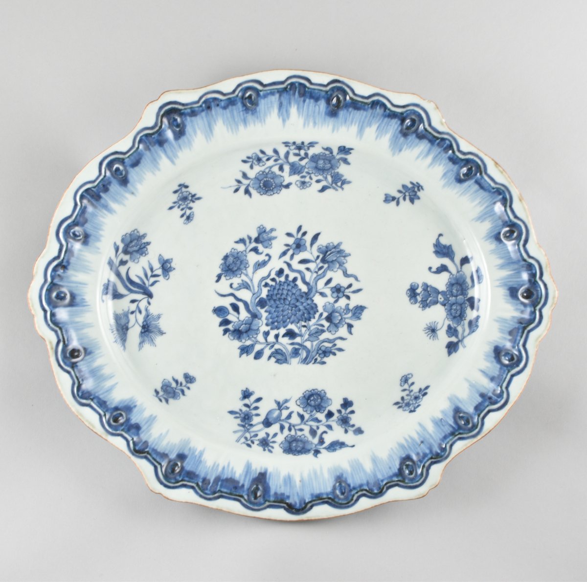 A Chinese Blue And White Rocaille Stand. Qianlong Period-photo-4