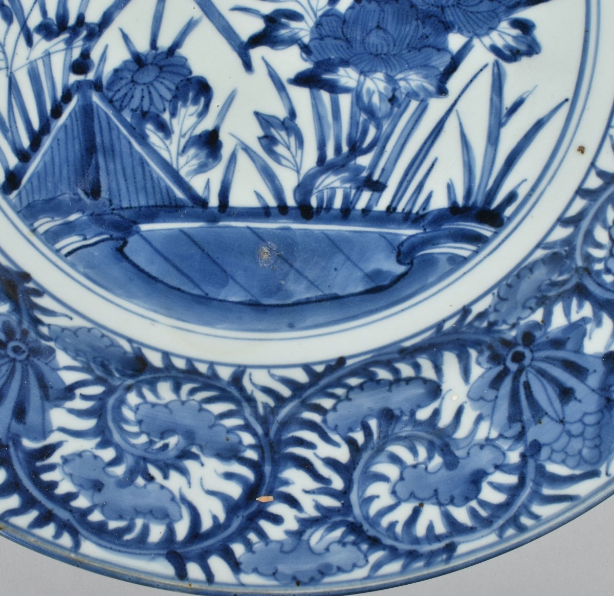 Très Grand Plat En Porcelaine Du Japon à Décor Bleu Et Blanc. Fin Du XVIIe Siècle-photo-2