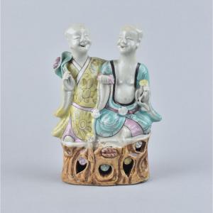 Groupe peint représentant les jumeaux Hehe Erxian en porcelaine de Chine d'époque Qianlong