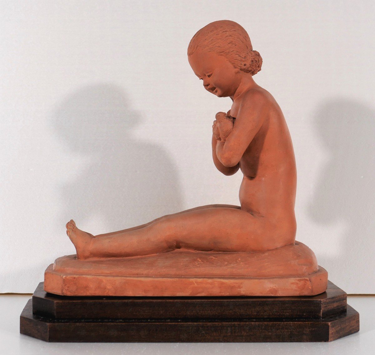 René MEYNIAL (1897-1996) Jeune fille assise à l'oiseau, sculpture, terre cuite, circa 1930