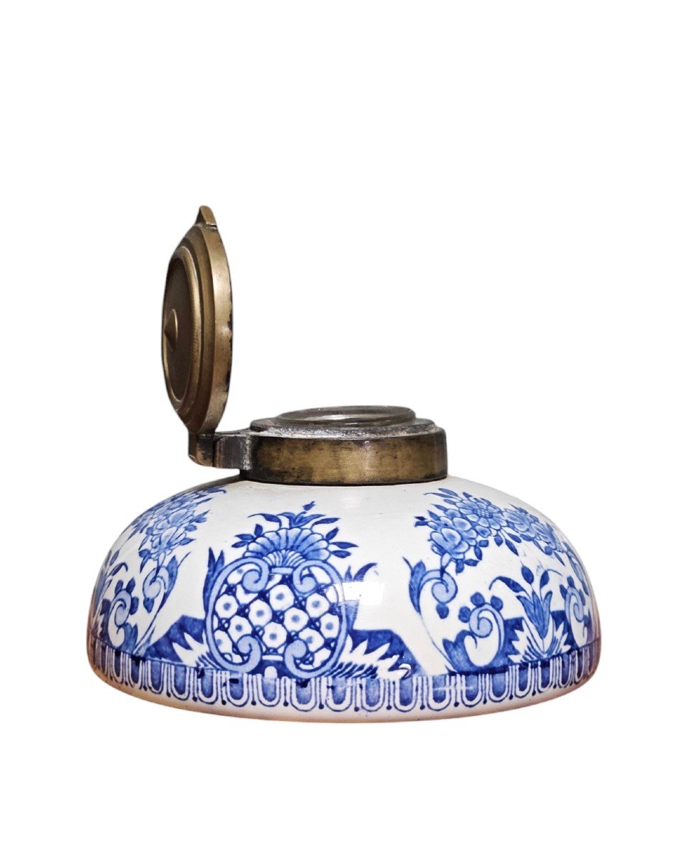 Inkwell In Earthenware With Blue And White Floral Decoration, Brass Frame, Late 19th Century-photo-2