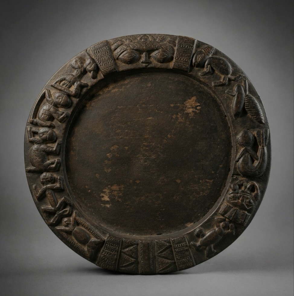 plateau de divination du culte Ifá Yoruba – attribué à un atelier de la région d’Owo, Nigeria.