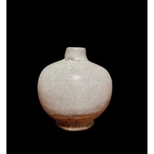 Pot En Grès Blanc , Longquan, Chine, époque Ming  (1368 - 1644)