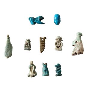 Ensemble de 10 amulettes – divinités égyptiennes en faïence – Basse Époque (664–332 av. J.-C.)