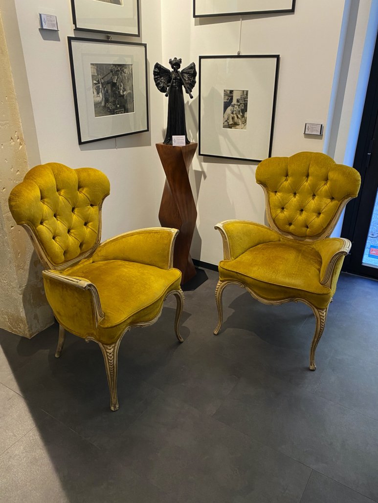 Paire De Fauteuil à Ailes De Papillon Inversées, Velours De Soie, Circa 1930 - Meuble Art Deco