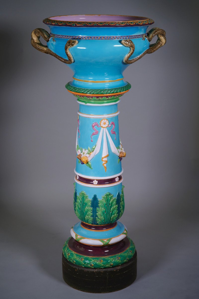 Manufacture Mintons, Vasque Sur Sa Colonne - Céramique En Barbotine. fin 19e - début 20e.