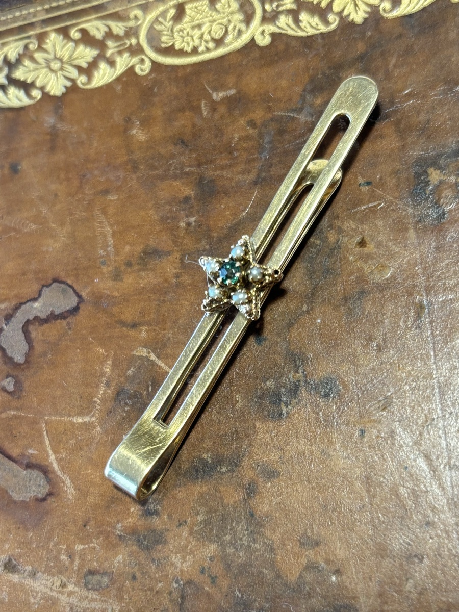 Barrette ancienne en or 18 carats, perles fines et pierre verte en étoile