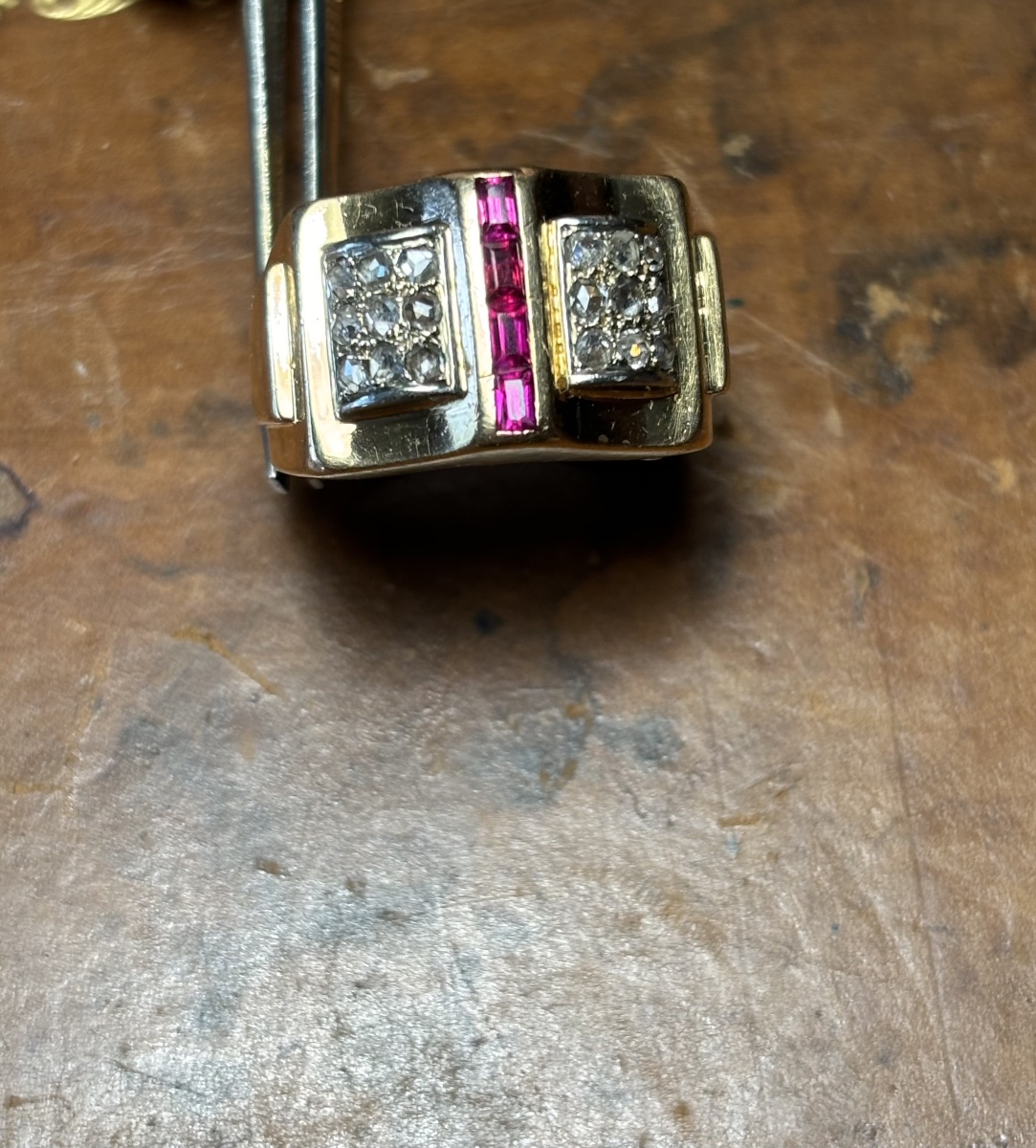 Bague Tank Art Déco en or jaune 18 carats, diamants taille rose et rubis baquetes