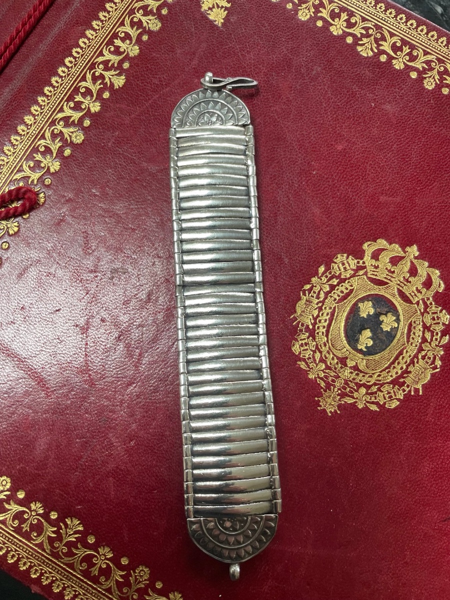 Ancien bracelet extensible en argent massif d’inspiration orientale