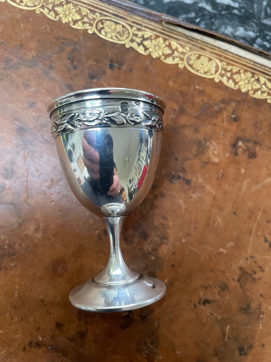 Coquetier en argent massif à décor de guirlande de laurier