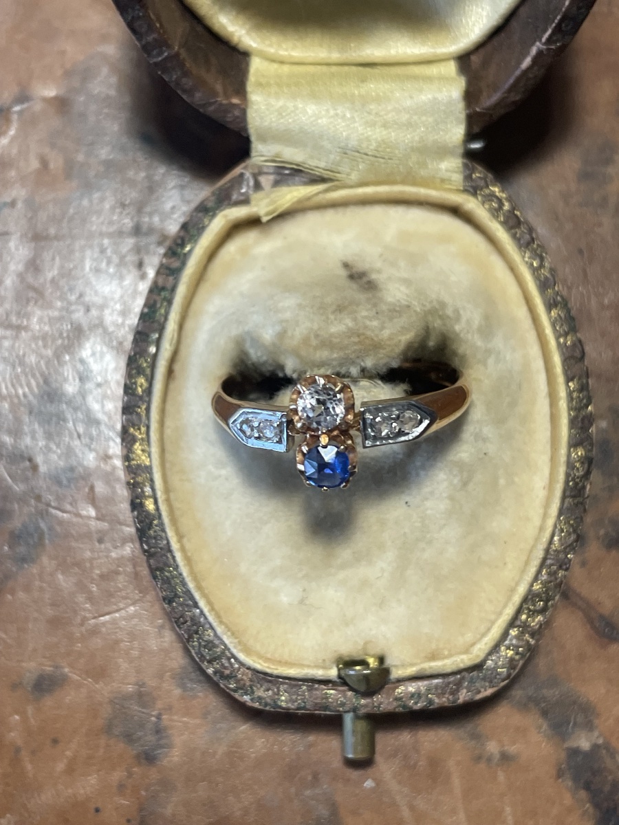 Antique 18-karat Gold Ring With Sapphire And Diamonds – Art Deco Period