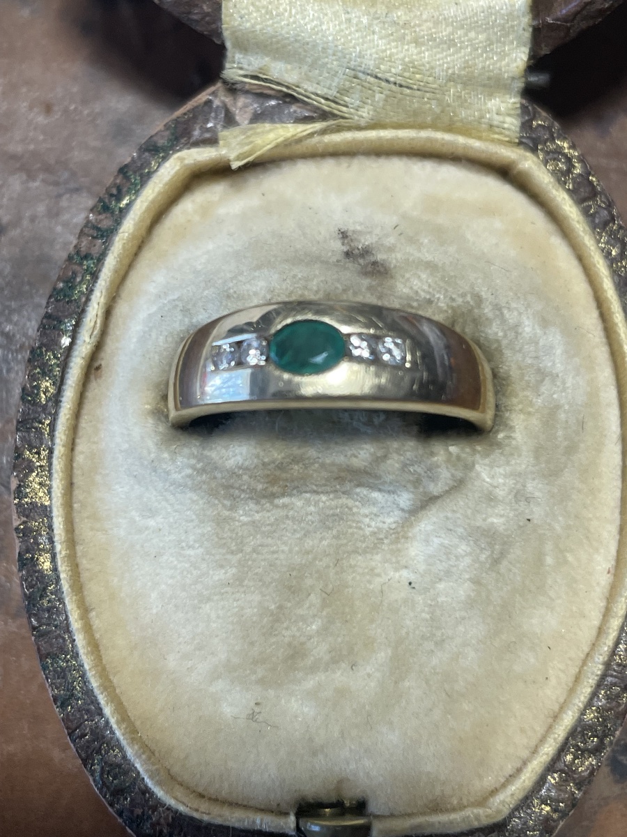 Vintage 18-karat Gold Ring With An Emerald And Diamonds-photo-3