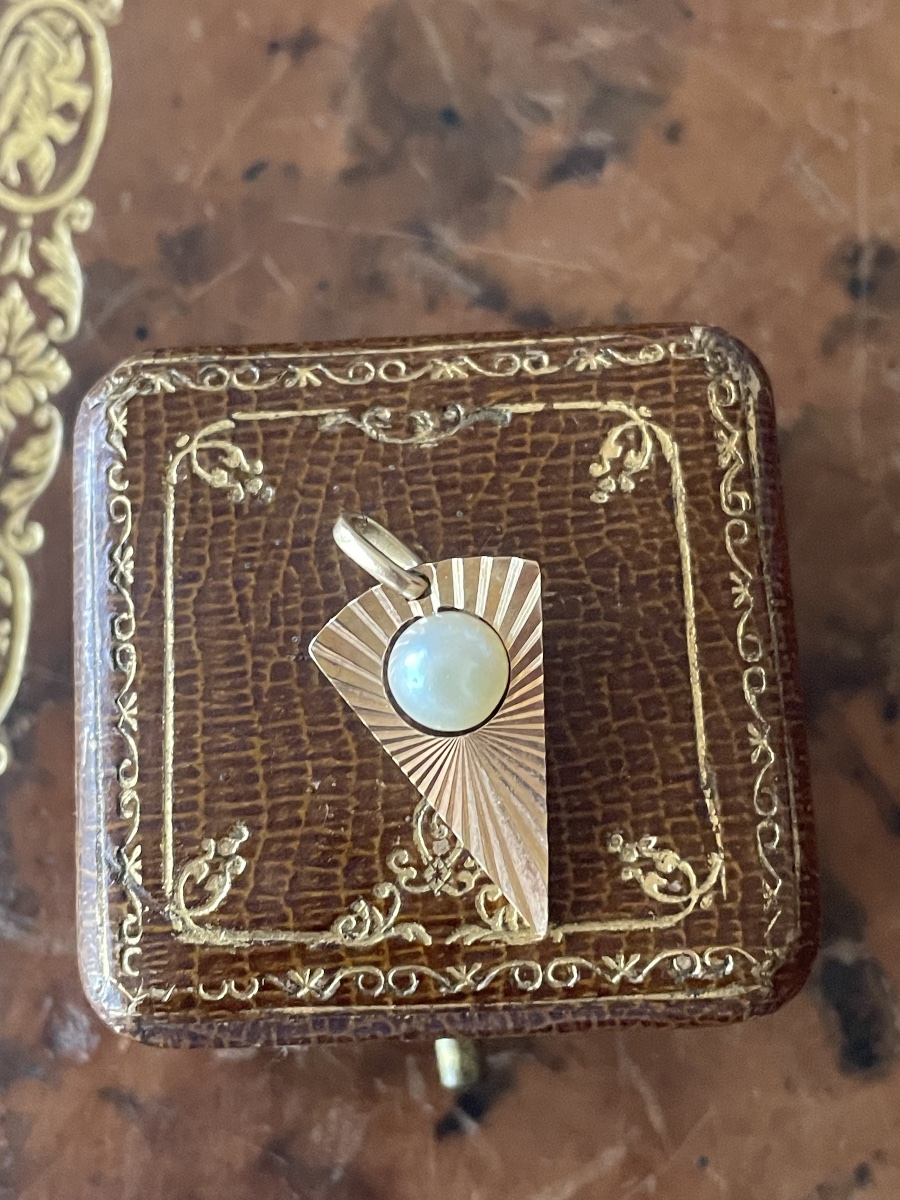 18-karat Gold Pendant With A Central Pearl