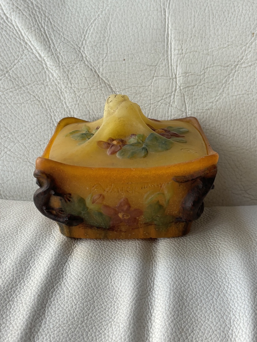 Covered Glass Paste Candy Dish Signed By Almaric Walter, Featuring A Floral Design And An Art Nouveau Lizard