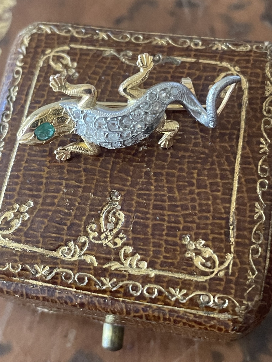 18-karat Two-tone Gold Lizard Brooch With Diamonds And An Emerald