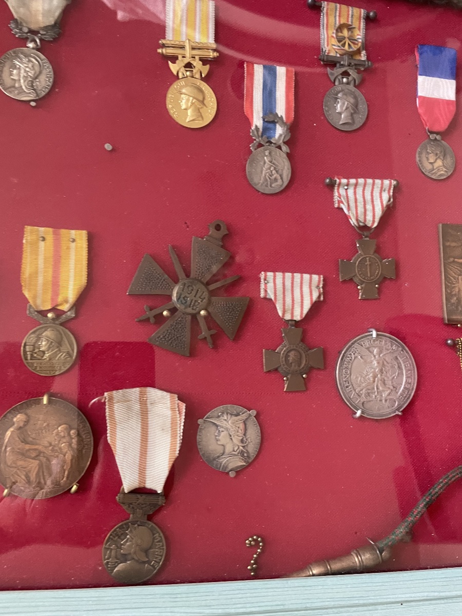 Collectible Display Frame - French Military Medals And Decorations-photo-2