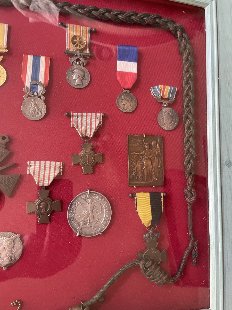 Collectible Display Frame - French Military Medals And Decorations-photo-3