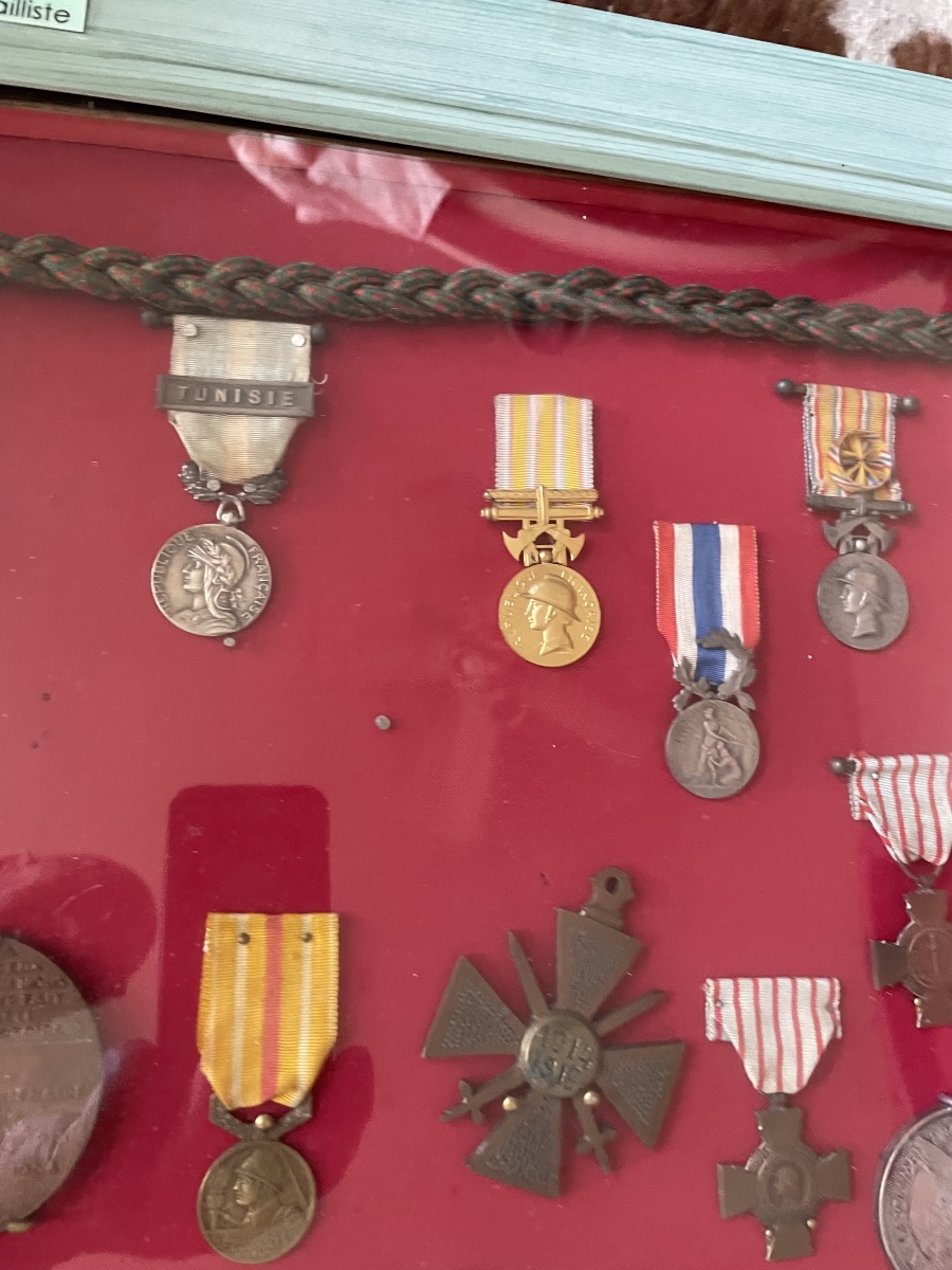 Collectible Display Frame - French Military Medals And Decorations-photo-4