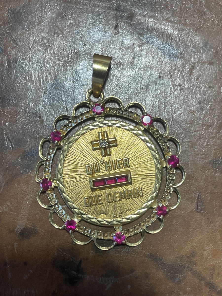 Antique  Medal In 18-karat Gold, Set With Rubies And A Diamond – “from Yesterday, To Tomorrow”-photo-3