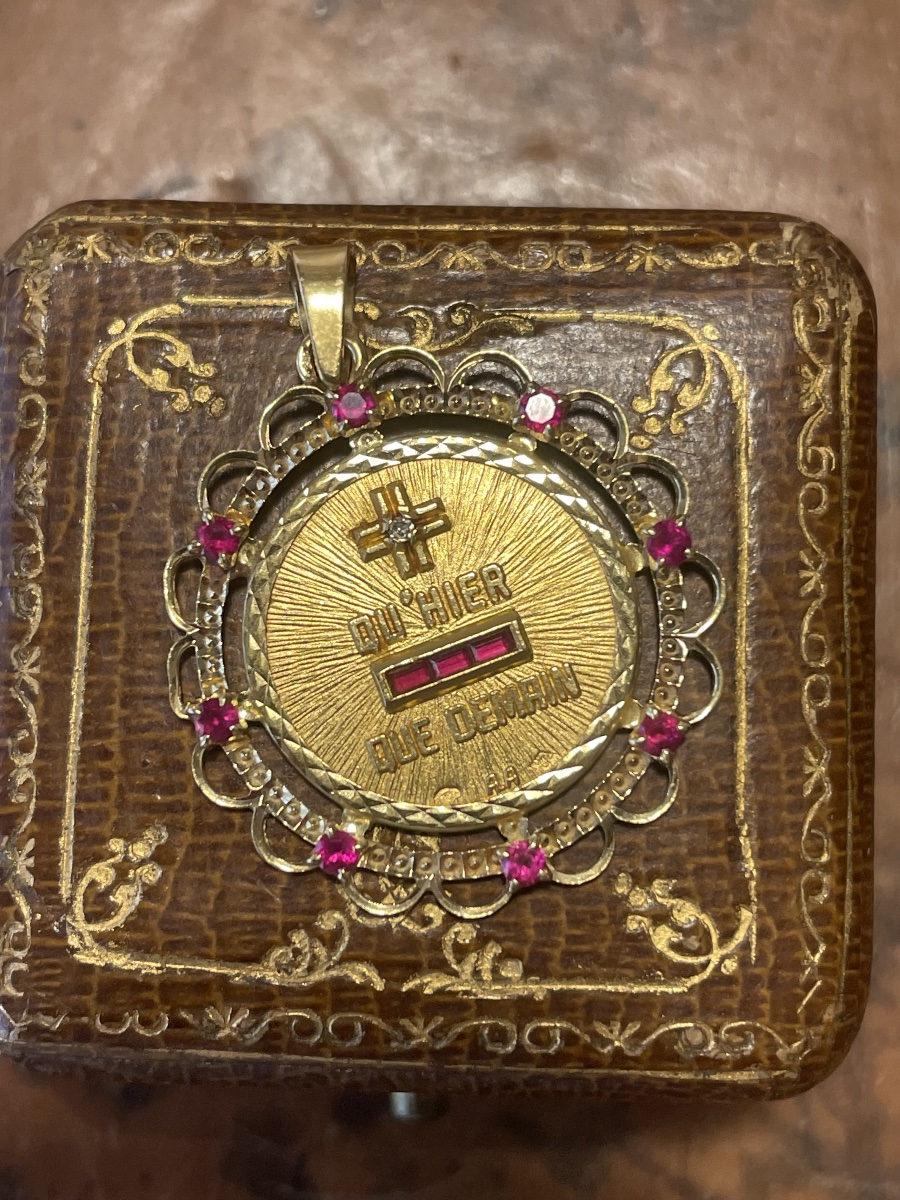 Antique  Medal In 18-karat Gold, Set With Rubies And A Diamond – “from Yesterday, To Tomorrow”