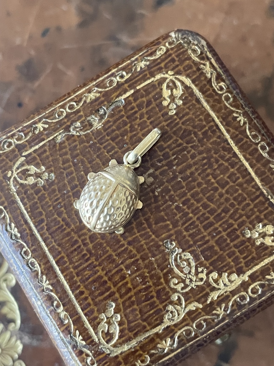 Lucky Ladybug Pendant – 18-karat Yellow Gold-photo-2