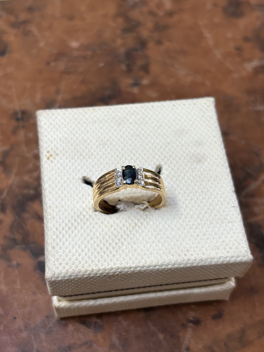 18-karat Yellow Gold Ring With A Natural Sapphire And Diamonds -photo-2