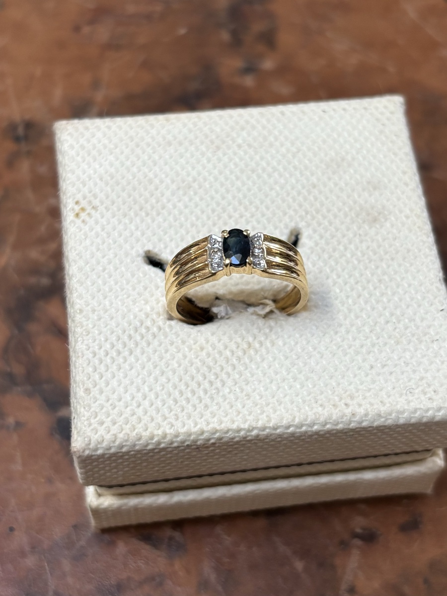 18-karat Yellow Gold Ring With A Natural Sapphire And Diamonds 