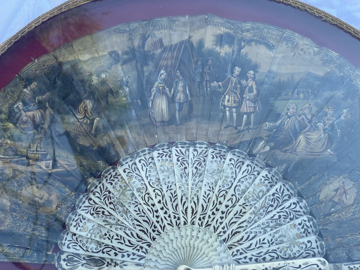 Grand éventail ancien – Scène galante XVIIIᵉ siècle – Encadré