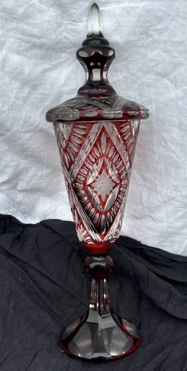 Coupe Couverte en Cristal de Bohême Doublé Rouge Taillé