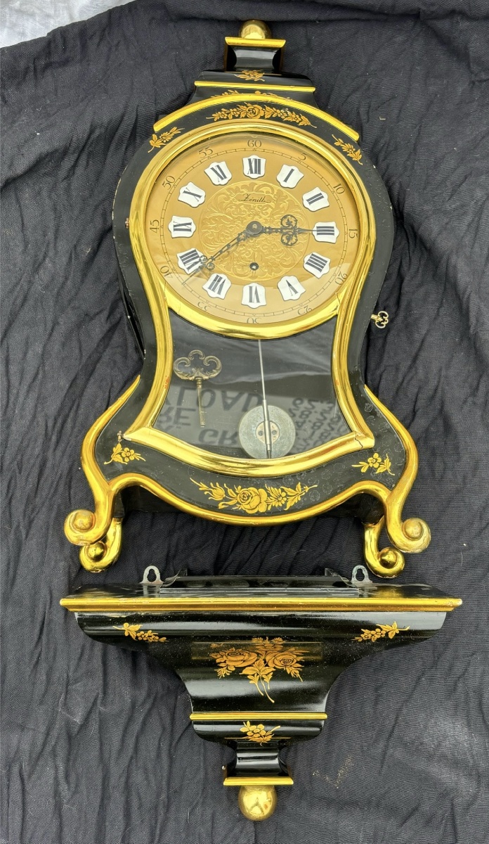 Pendule Neuchâteloise Zenith avec Console Murale – Style Louis XV