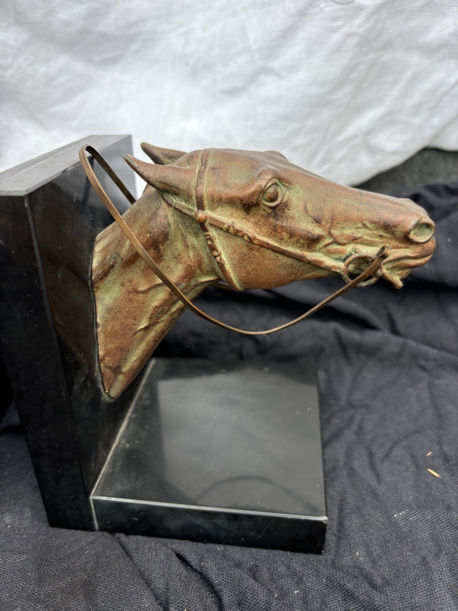Paire de Serre-Livres "Têtes de Chevaux" en Fonte d'Art sur Socles en Marbre Noir -photo-2