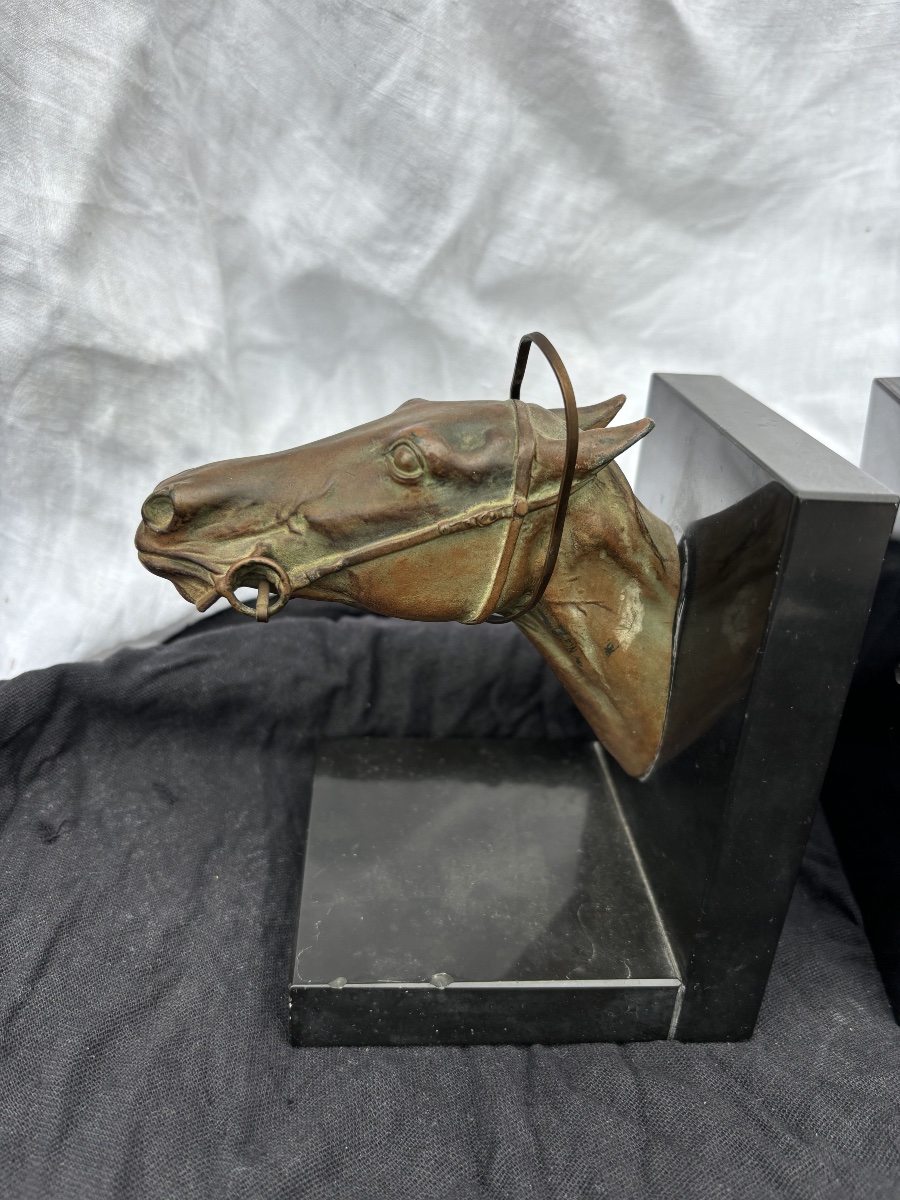 Paire de Serre-Livres "Têtes de Chevaux" en Fonte d'Art sur Socles en Marbre Noir -photo-1