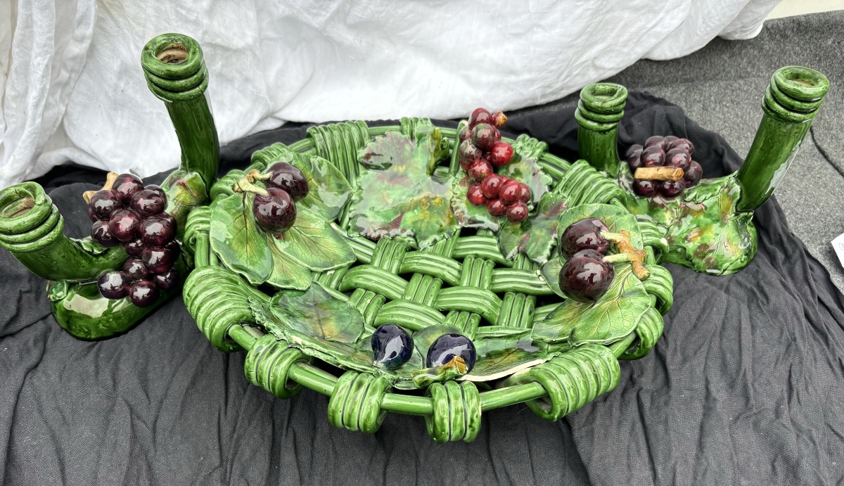 Surtout de Table en Céramique Émaillée – Corbeille Bressane / Barbotine & Bougeoirs Assortis – 
