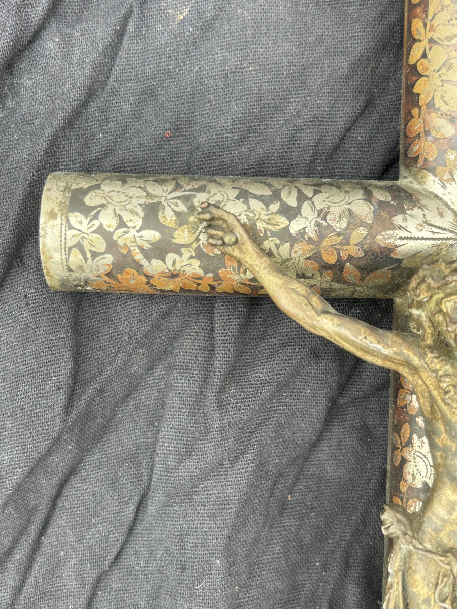 Antique Large Wall-mounted Brass Crucifix Engraved With Flowers And The Monogram "marie"-photo-3