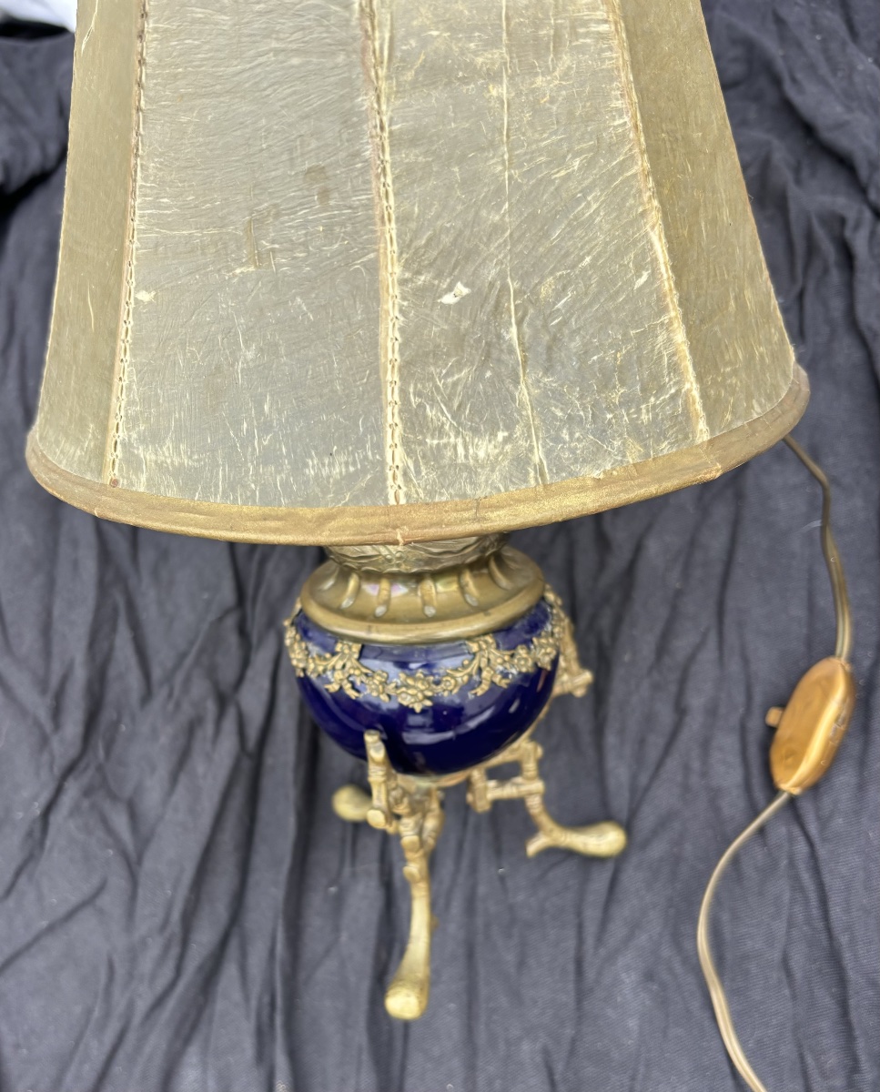 Lampe électrifiée en bronze ciselé et porcelaine Bleu de Sèvres, XIXe siècle-photo-2