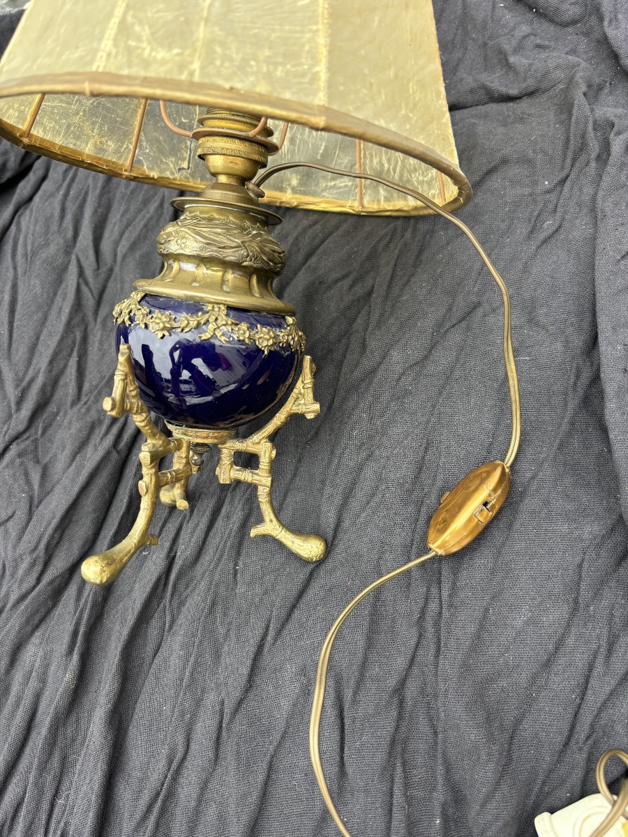 Lampe électrifiée en bronze ciselé et porcelaine Bleu de Sèvres, XIXe siècle-photo-3