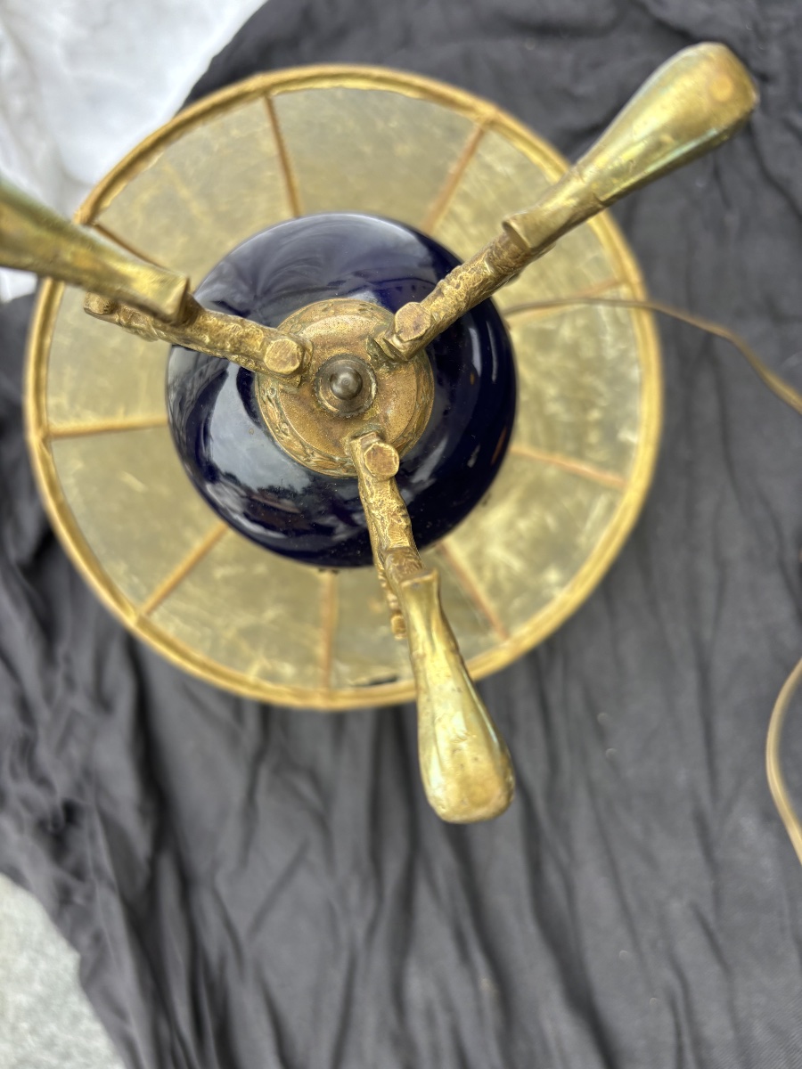 Lampe électrifiée en bronze ciselé et porcelaine Bleu de Sèvres, XIXe siècle-photo-1