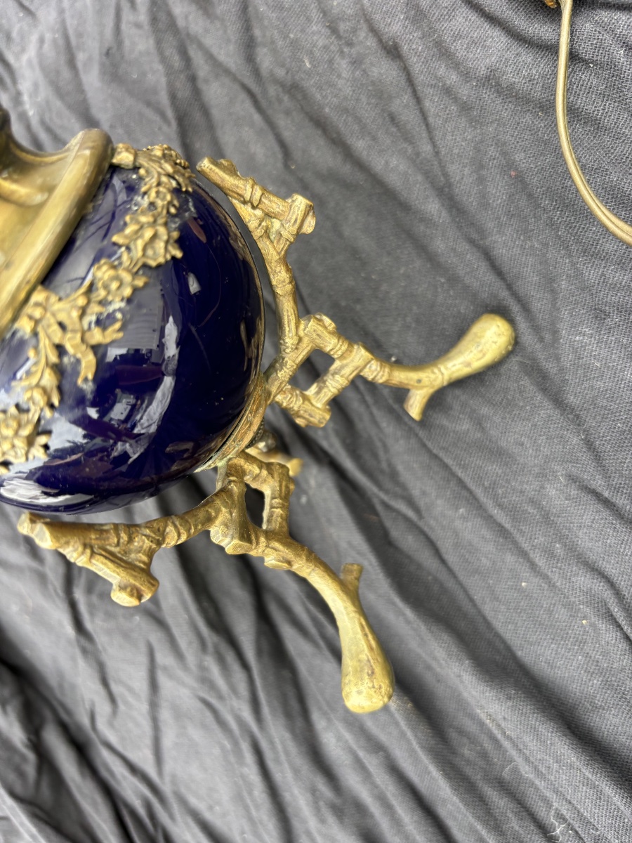 Lampe électrifiée en bronze ciselé et porcelaine Bleu de Sèvres, XIXe siècle-photo-2