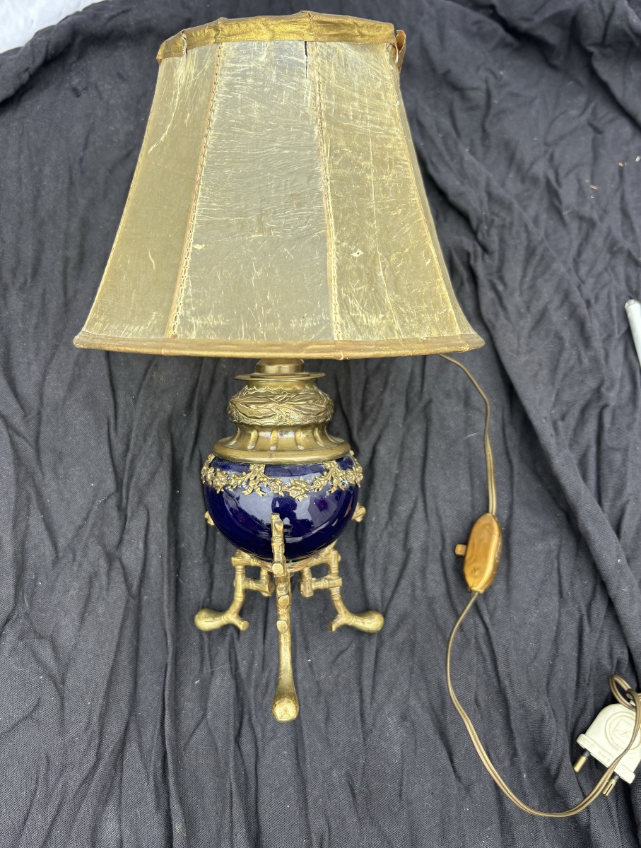 Lampe électrifiée en bronze ciselé et porcelaine Bleu de Sèvres, XIXe siècle
