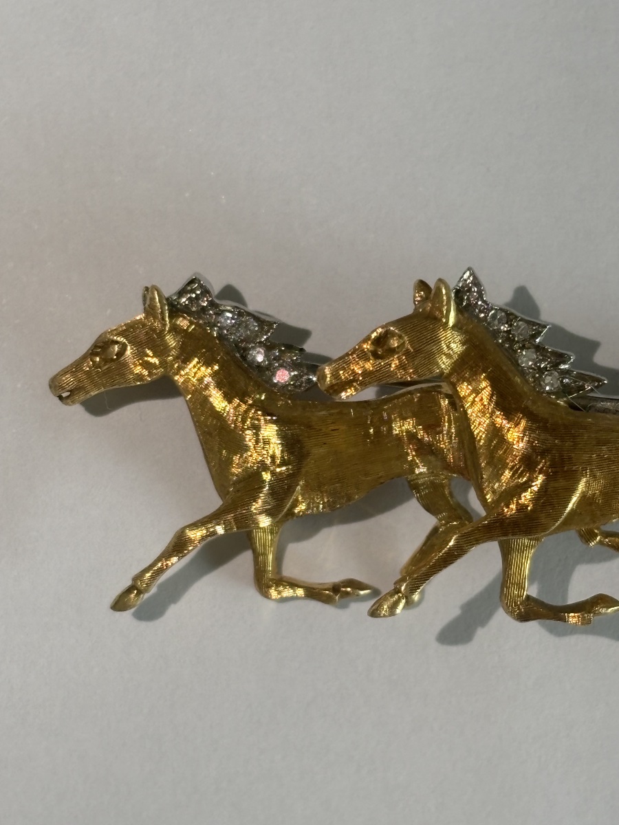 Broche ancienne en or jaune et diamants – Deux chevaux-photo-3