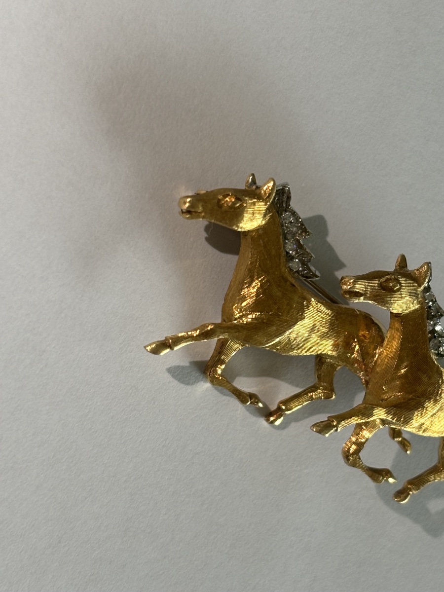 Broche ancienne en or jaune et diamants – Deux chevaux-photo-1