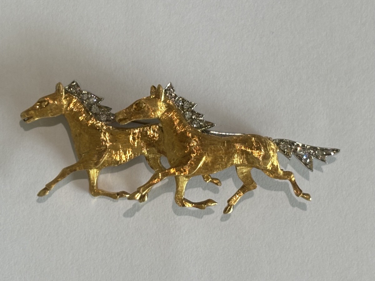 Broche ancienne en or jaune et diamants – Deux chevaux