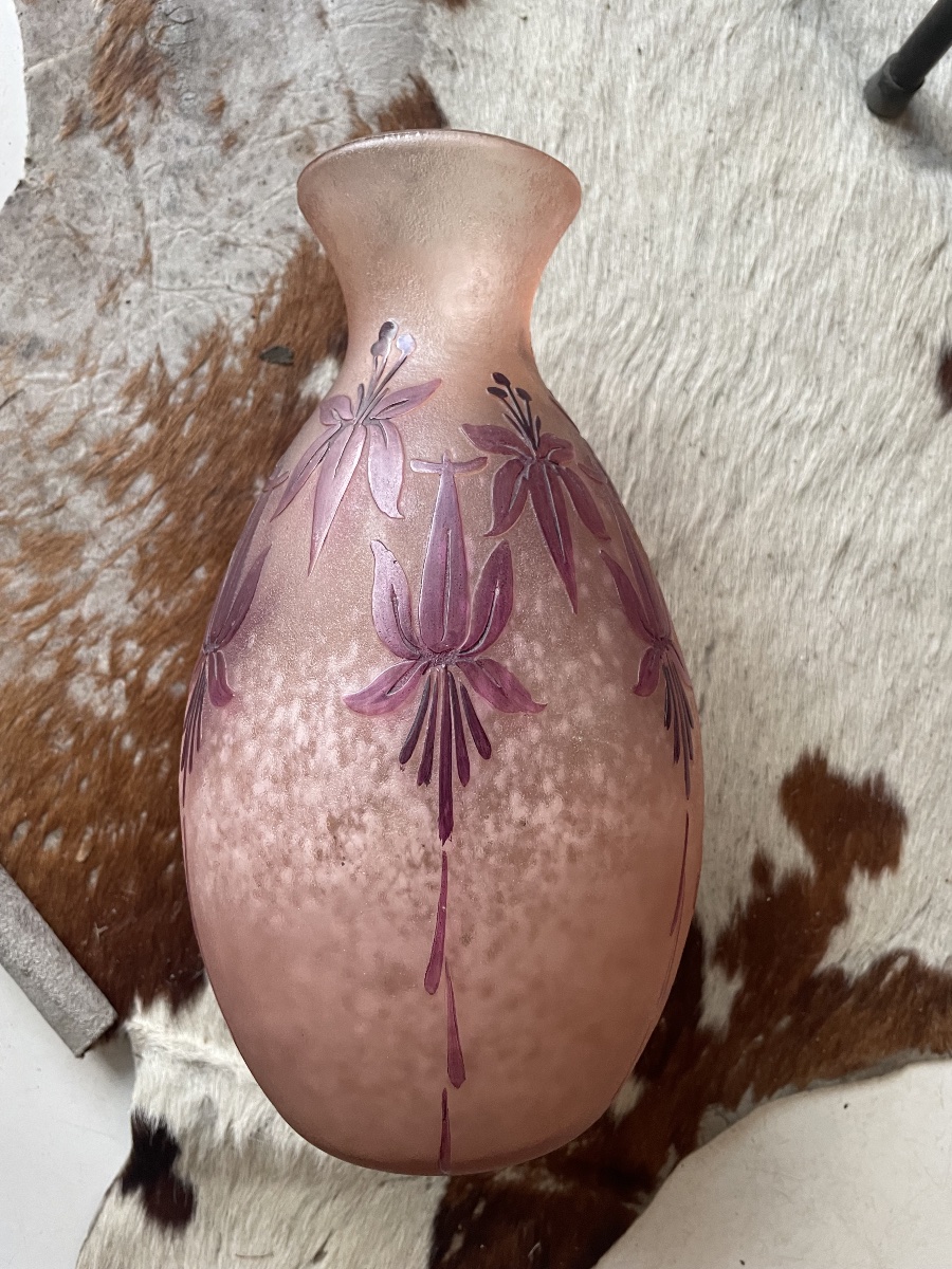 Vase Legras dégagé à l’acide givré rose – Décor floral au fuchsias