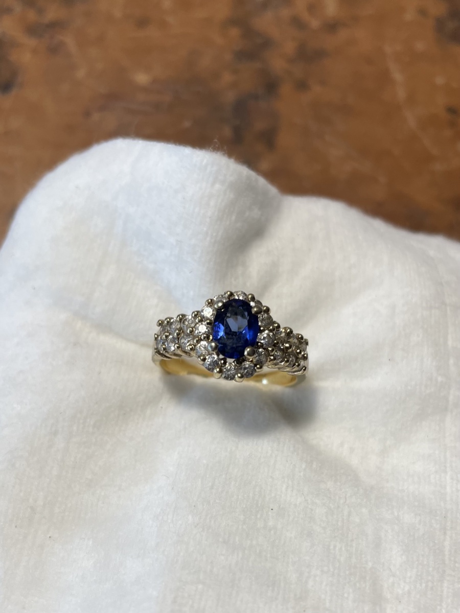 18k Gold Ring – Oval Blue Sapphire – 24 Diamonds 