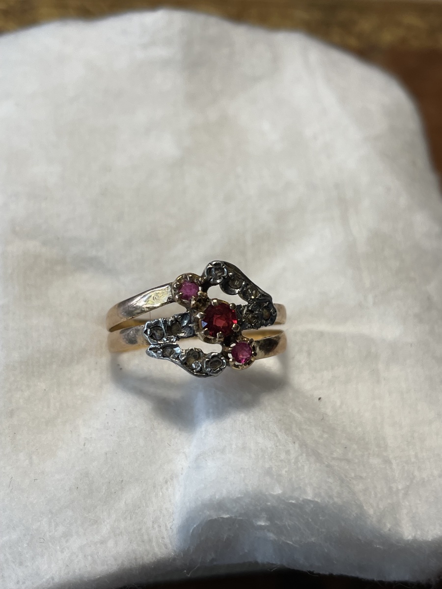 Bague en or 18 carats, 3 rubis et 10 diamants roses-photo-2