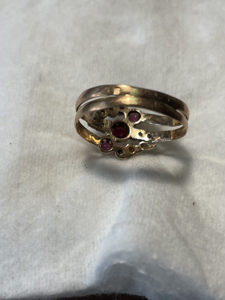 Bague en or 18 carats, 3 rubis et 10 diamants roses-photo-4