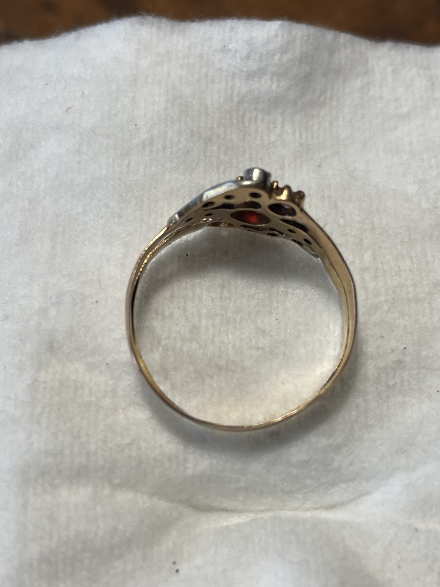 Bague en or 18 carats, 3 rubis et 10 diamants roses-photo-1