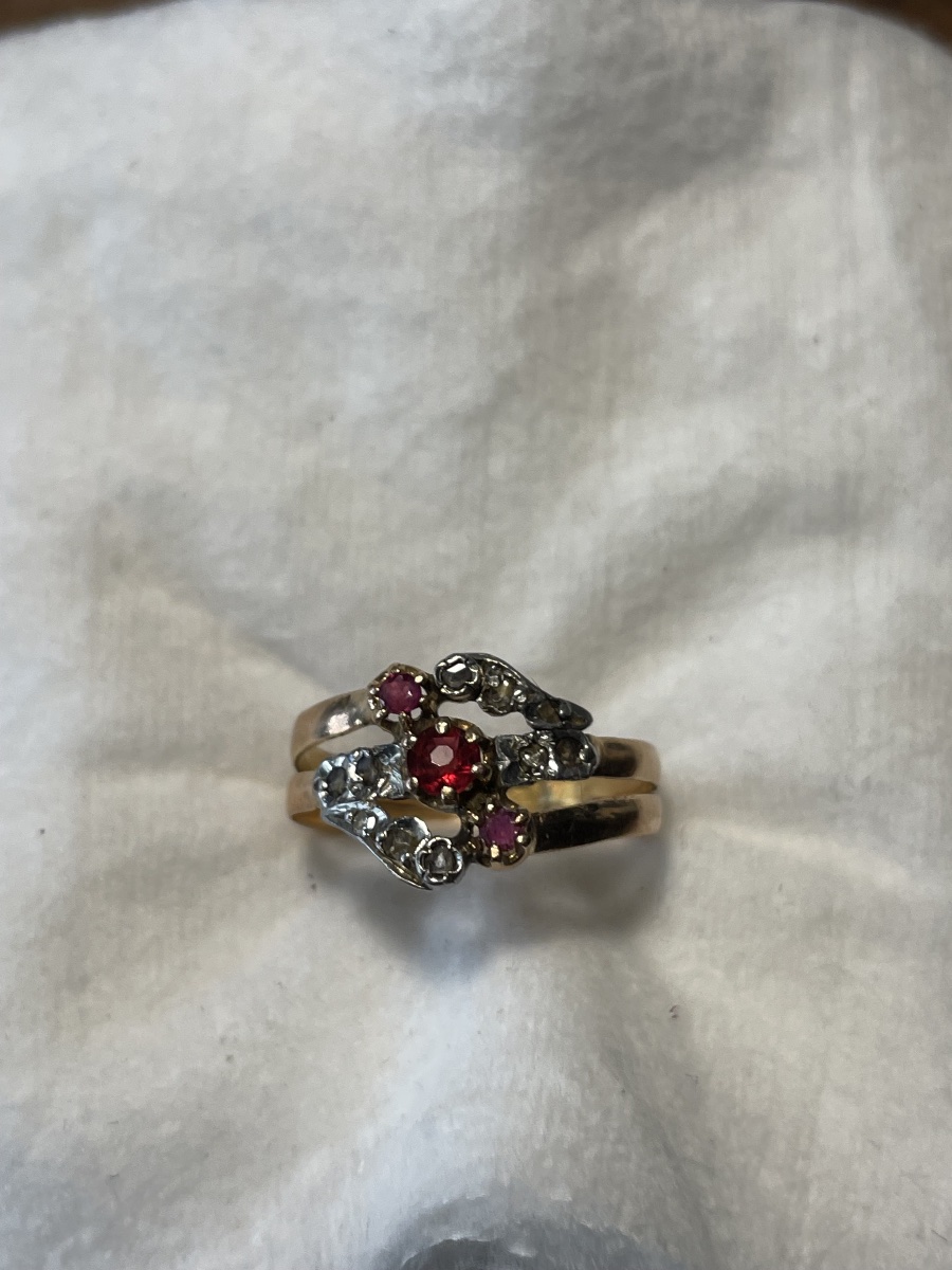 Bague en or 18 carats, 3 rubis et 10 diamants roses-photo-2